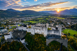 Замок Хоэнзальцбург (Hohensalzburg). Австрия 2 Крепость Хоэнзальцбург в Зальцбурге на фоне Альп