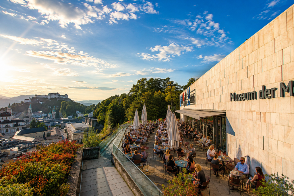 Терраса Museum der Moderne Salzburg с видом на Зальцбург