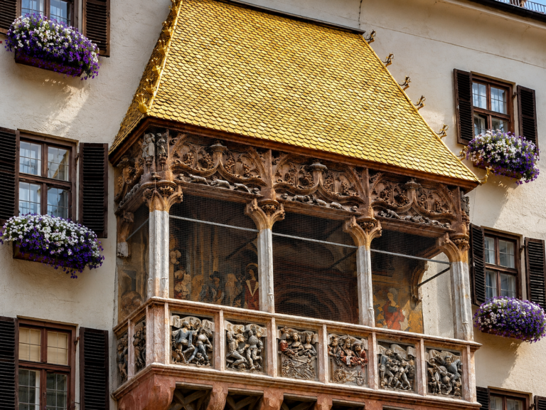 Золотая крыша Инсбрука Goldenes Dachl в историческом центре города