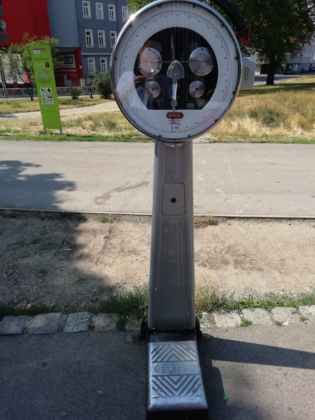 Напольные весы на улицах Вены.