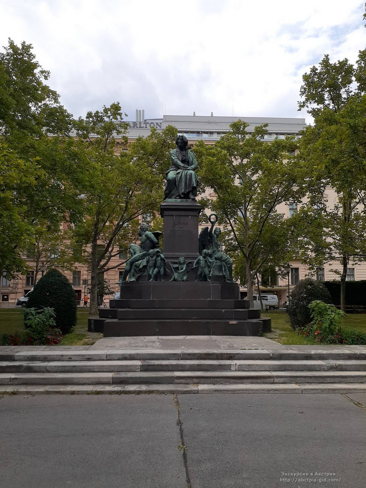 Памятник Людвигу ван  Бетховену в Вене.